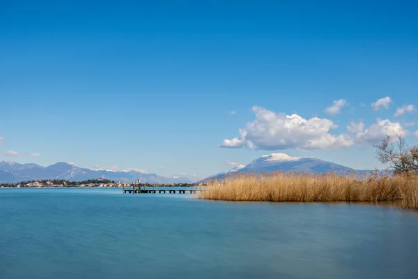 Ένα όμορφο πρωινό πάνω από τη λίμνη Γκάρντα, Ιταλία — Φωτογραφία Αρχείου