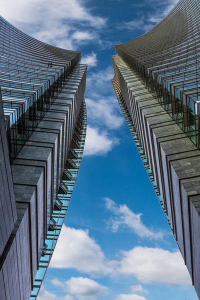 Modern gökdelenler ile Milano silüeti, Italya. — Stok fotoğraf