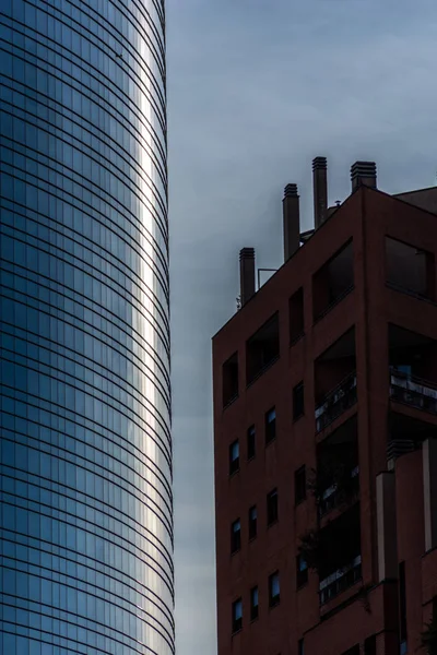 Modern gökdelenler ile Milano silüeti, Italya. — Stok fotoğraf