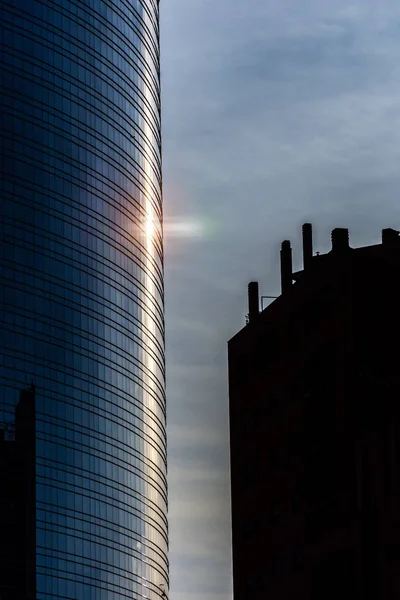 Modern gökdelenler ile Milano silüeti, Italya. — Stok fotoğraf