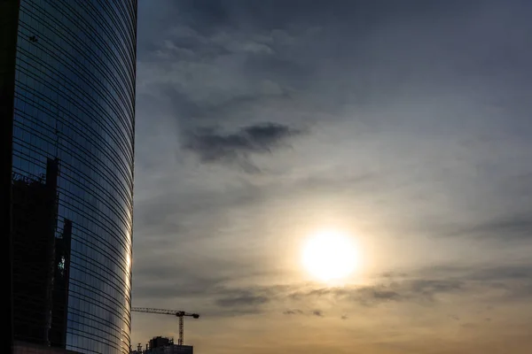 Modern gökdelenler ile Milano silüeti, Italya. — Stok fotoğraf