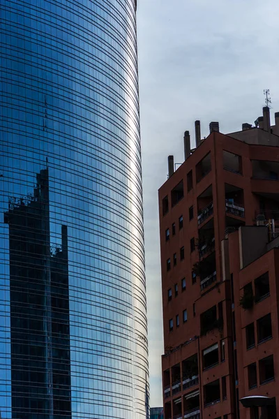 Milánó várossziluettje a modern felhőkarcolók, Olaszország. — Stock Fotó