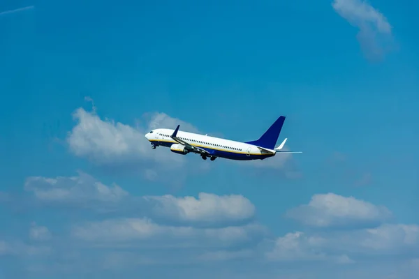 Літак вилітає з аеропорту Ліцензійні Стокові Фото