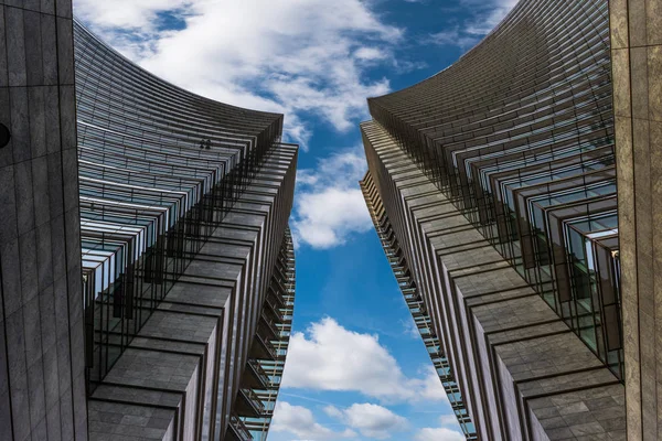 Modern gökdelenler ile Milano silüeti, Italya. Telifsiz Stok Fotoğraflar