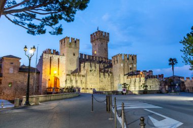 Sirmione Rocca Scaligera Kalesi. Garda Gölü