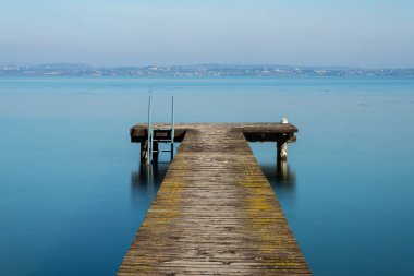 Sirmione İtalyan şehir ve Lake Garda görünümü