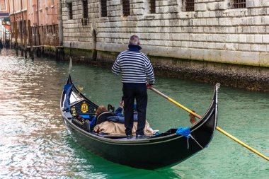 Venedik, İtalya gondolcu ile geleneksel kanal sokak