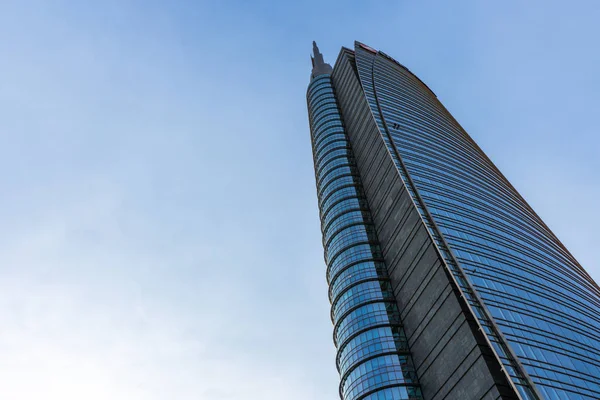 Modern gökdelenler ile Milano silüeti, Italya. — Stok fotoğraf