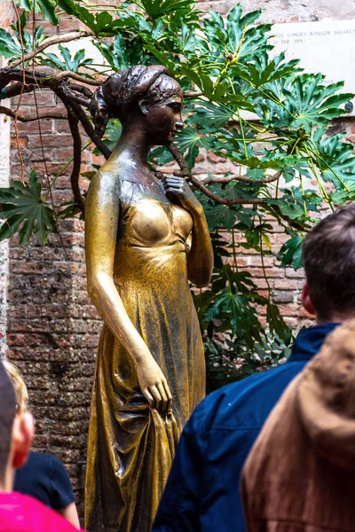 Estatua de bronce de Julieta y el balcón Romeo y Julieta, Verona Italia —  Fotos de Stock