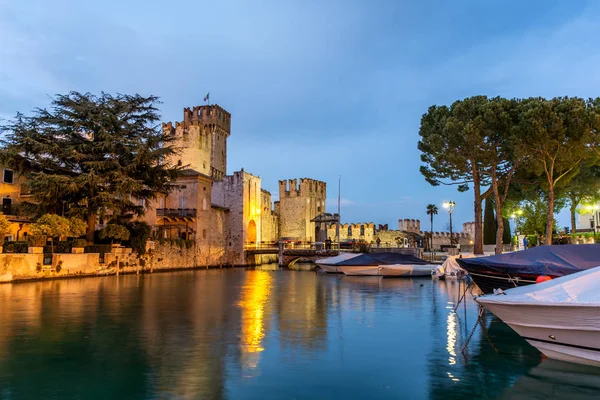 Sirmione Rocca Scaligera Kalesi. Garda Gölü