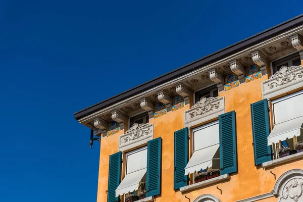 Picturesque house in Old Town of Sirmione, Italy — Stock Photo, Image