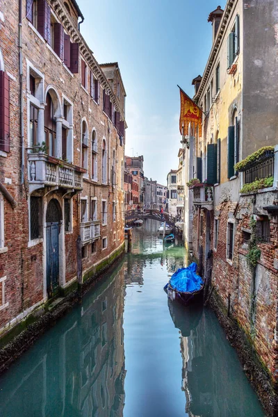 Hagyományos csatorna street, Velence, Olaszország — Stock Fotó