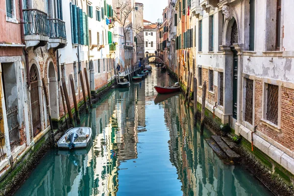Traditionele canal street in Venetië, Italië — Stockfoto