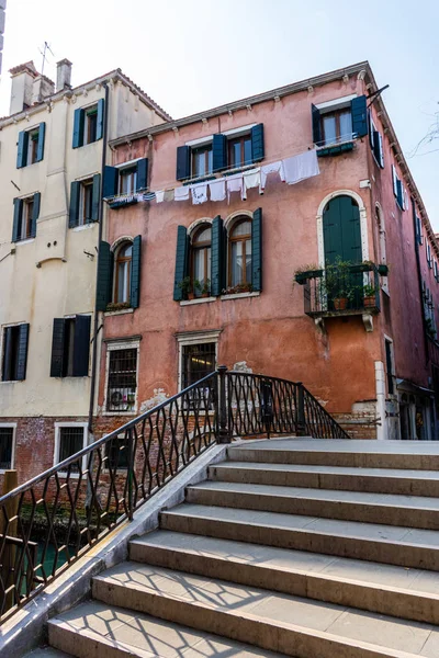 Traditional houses on the canals — Stock Photo, Image