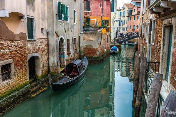 Traditionele canal street in Venetië, Italië — Stockfoto