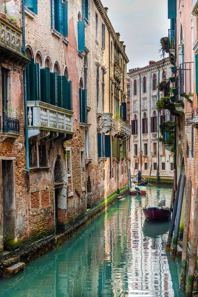 Traditionele canal street in Venetië, Italië — Stockfoto