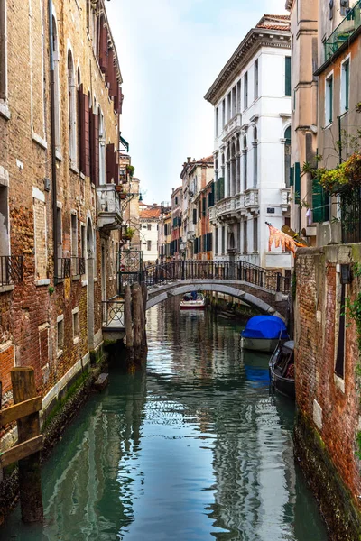 Calle tradicional del canal en Venecia, Italia — Foto de Stock