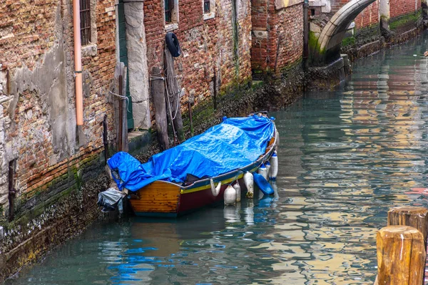 Улица традиционного канала в Венеции, Италия — стоковое фото