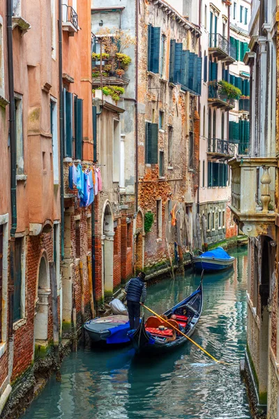 Hagyományos csatorna street, Velence, Olaszország — Stock Fotó