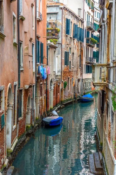 Calle tradicional del canal en Venecia, Italia —  Fotos de Stock