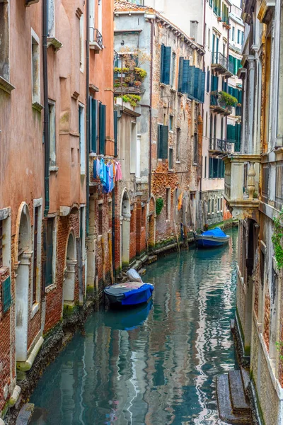 Calle tradicional del canal en Venecia, Italia — Foto de Stock