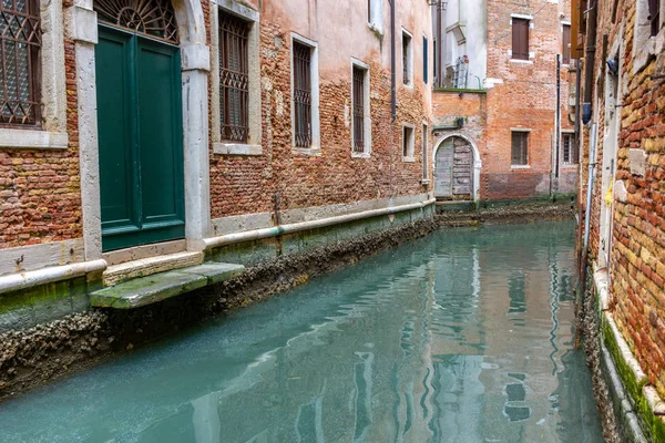 Calle tradicional del canal en Venecia, Italia — Foto de Stock