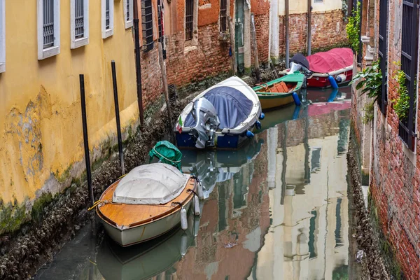 Geleneksel canal sokağına Venedik, İtalya — Stok fotoğraf