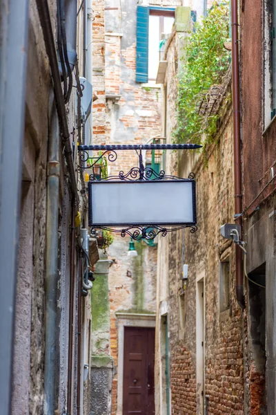 Traditional little street in Venice, Italy — Stock Photo, Image