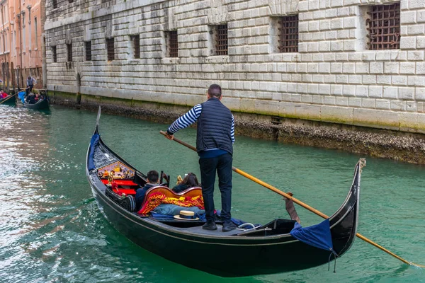 Hagyományos csatorna utca Gondolier Velencében, Olaszország — Stock Fotó