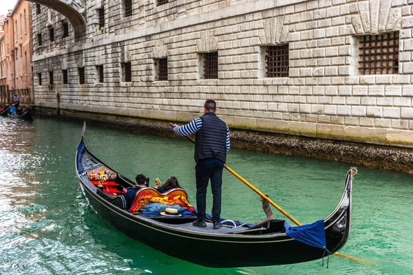 Traditionele grachten straat met gondelier in Venetië, Italië — Stockfoto