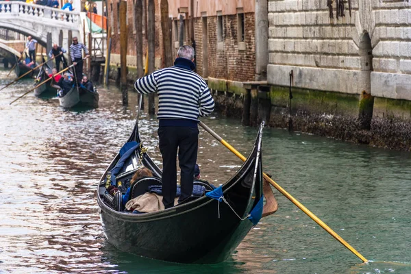 Traditionella canal street i Venedig, Italien — Stockfoto