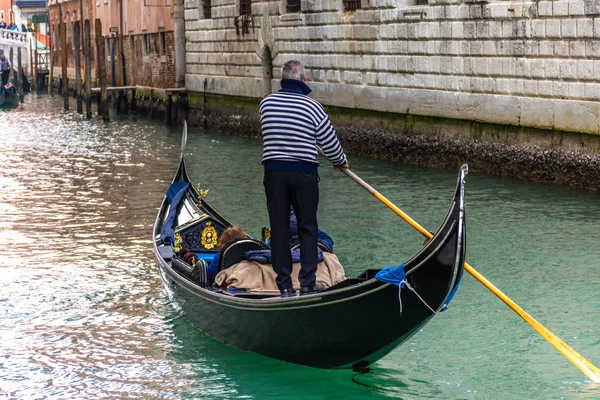 Traditionele grachten straat met gondelier in Venetië, Italië — Stockfoto