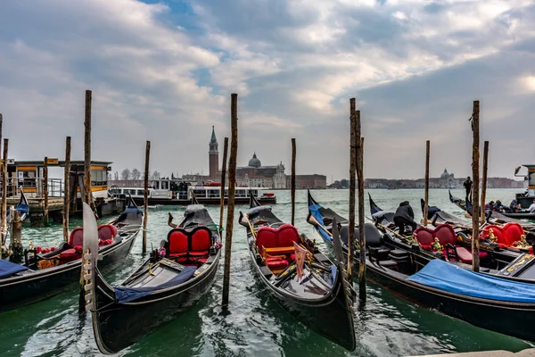 Góndolas amarradas en Piazza San Marco con San Giorgio Maggiore ch — Foto de Stock