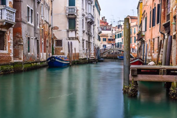 Geleneksel canal sokağına Venedik, İtalya — Stok fotoğraf