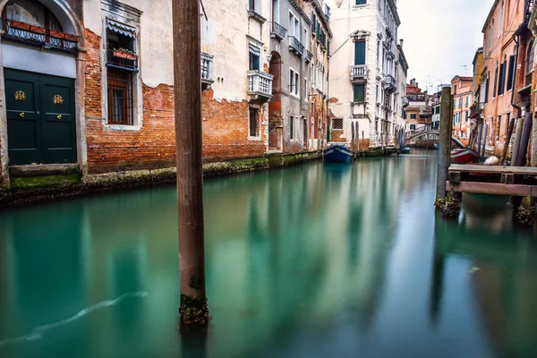 Traditionele canal street in Venetië, Italië — Stockfoto