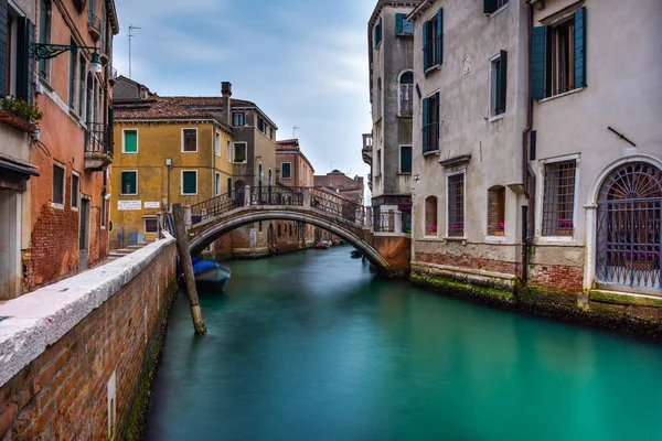 Calle tradicional del canal en Venecia, Italia — Foto de Stock