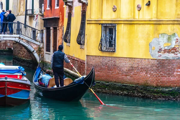 Улица традиционного канала в Венеции, Италия — стоковое фото