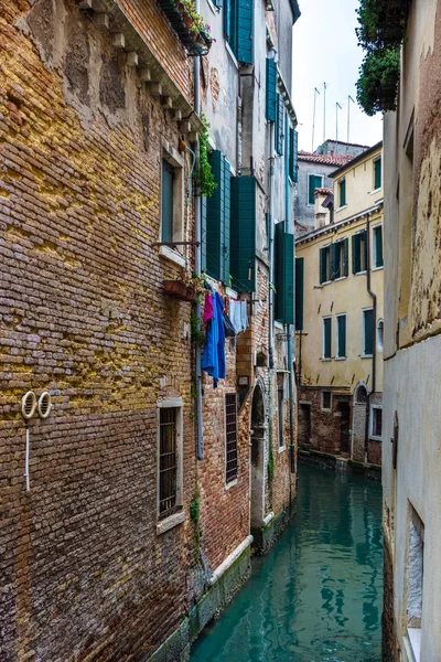 Traditionele canal street in Venetië, Italië — Stockfoto