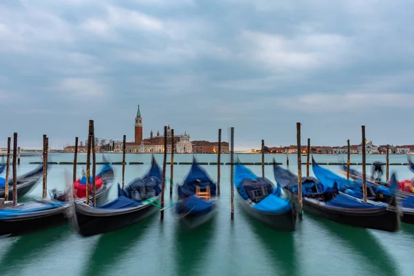 Gondolas ancorado na Piazza San Marco com San Giorgio Maggiore ch — Fotografia de Stock