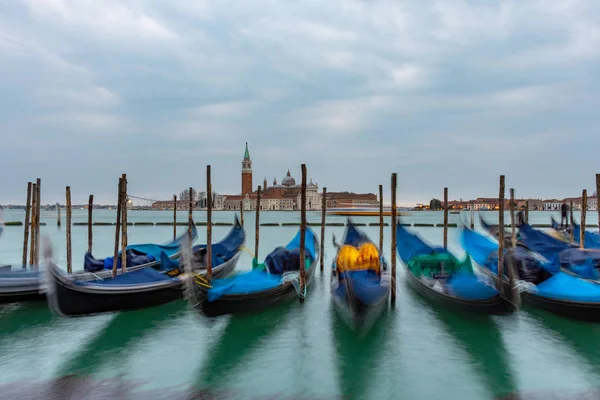 Gondolas ancorado na Piazza San Marco com San Giorgio Maggiore ch — Fotografia de Stock