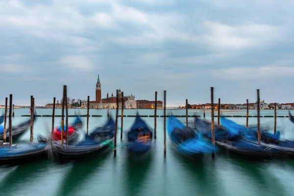 Gondolas ancorado na Piazza San Marco com San Giorgio Maggiore ch — Fotografia de Stock