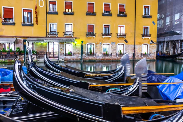 Canal en Venecia por la noche, Italia — Foto de Stock