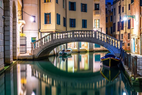到了晚上，意大利威尼斯运河 — 图库照片
