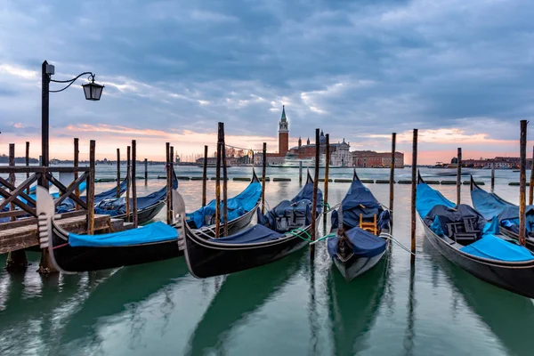 Gondolas ancorado na Piazza San Marco com San Giorgio Maggiore ch — Fotografia de Stock