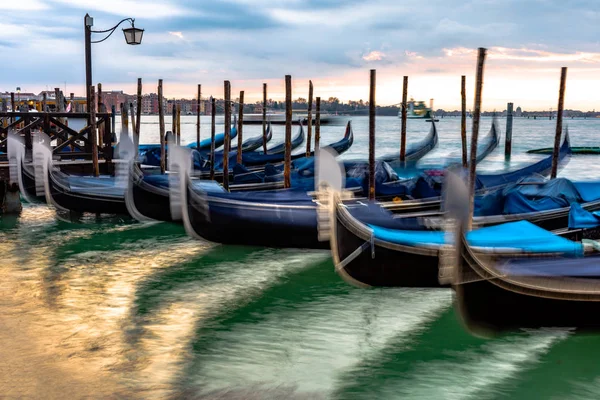Gondolas ancorat în Piazza San Marco cu San Giorgio Maggiore ch — Fotografie, imagine de stoc