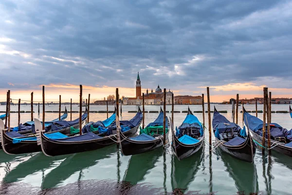 Gondolas ancorado na Piazza San Marco com San Giorgio Maggiore ch — Fotografia de Stock