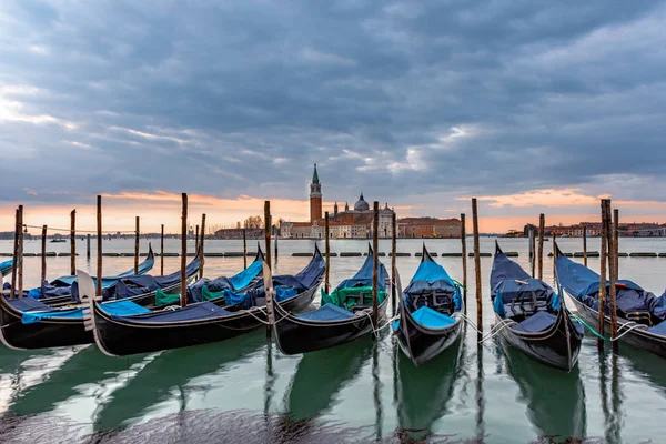 Venedik,İtalya'da Piazza San Marco'da demirlemiş gondollar