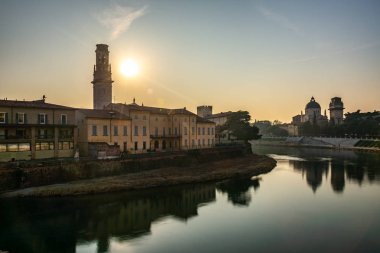 Adige nehrinde Verona 'nın panoramik manzarası. İtalya