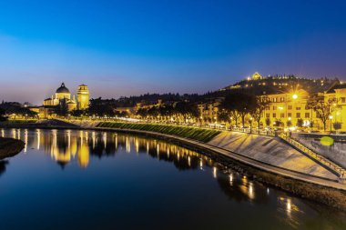 Adige nehrinde Verona 'nın panoramik manzarası. İtalya