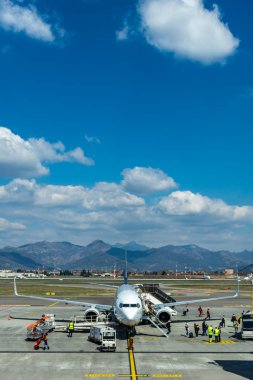 Uçak kalkışa hazır terminal kapısında